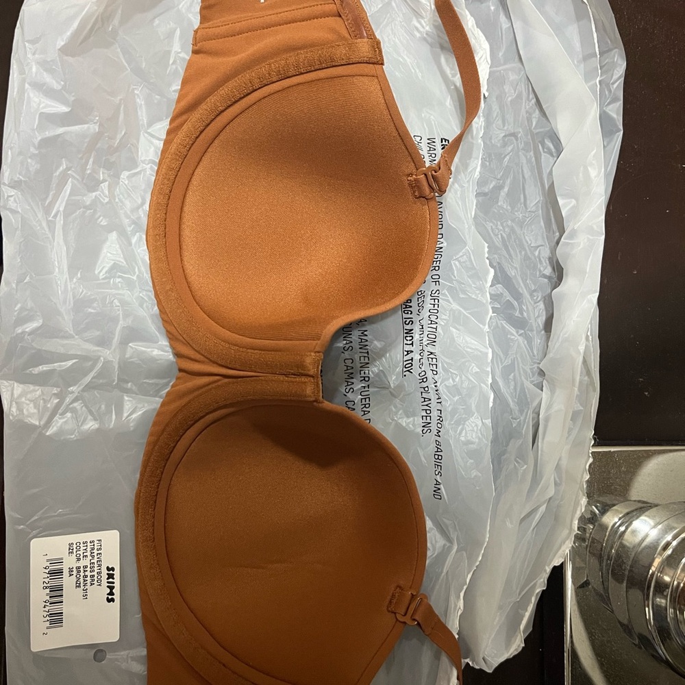 SKIMS fits everybody strapless bra 38A - Picture 4 of 7